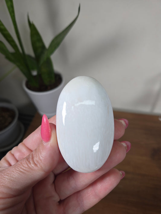 Scolecite / Scolecite Stilbite palms